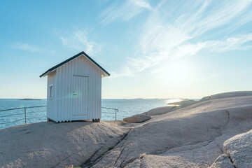 Obraz na płótnie Canvas A small white beach hut and a beautiful coastal scenery