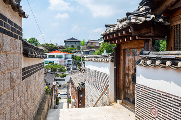 Naklejka premium traditional hanok village ob bukchon in seoul, south korea