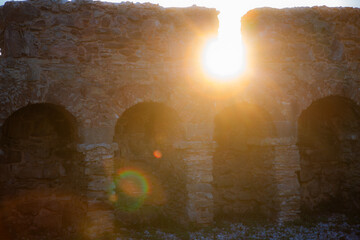 Sonnenuntergang durch die Stadtmauer, Figueira da Foz, Portugal