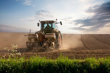Obraz premium Tracteur et agriculteur au travail dans les champs pendant les semailles.