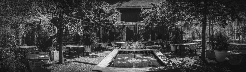 terrasse ombragée avec petite fontaine, noir -blanc