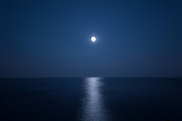 Fototapeta na wymiar 満月が海を照らして光の道をつくる
