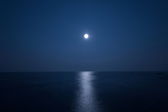 満月が海を照らして光の道をつくる