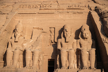 áfrica egipto alto egipto nubia abu simbel jul 10 2023 la gran fiesta de la casa del templo en los templos de las murallas ii en abu simbel - obrazy, fototapety, plakaty