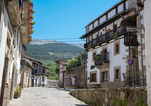 Vista de una calle empedrada con edificios tradicionales en la hermosa villa de Candelario, Espa&ntilde;a