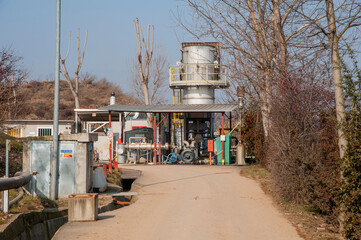 Fabbrica industriale. I suoi macchinari per la produzione di gas ripresi in esterno