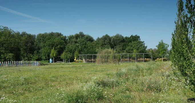 Neuenburg am Rhein. Rheing&auml;rten und Die Rheinterrasse. Garten und Parkpromenade. Berankten Laubeng&auml;ngen, &shy;farbenfrohen Bl&uuml;tenwogen und Ra&shy;senfl&auml;chen
