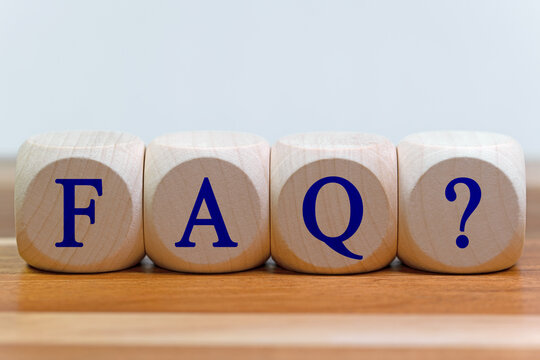Drei Holzwürfel mit den Buchstaben F A Q