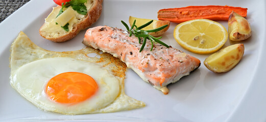 gegrllter lachs und spiegelei mit kartoffel, möhre und rosmarin
