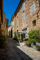 Fototapeta na wymiar Dans les rues du Village Le Barroux en Provence