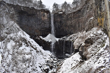雪と華厳の滝
