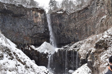 Fototapeta na wymiar 雪景色の華厳の滝