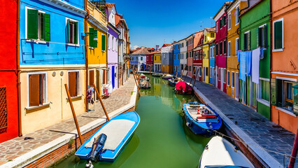 Fototapeta na wymiar Beautifully colored buildings next to narrow canals on the Italian island of Burano, near Venice