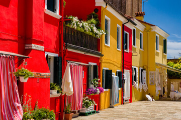 Fototapeta na wymiar Vivid, colorful buildings on the Italian island of Burano, Venice