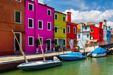 Fototapeta na wymiar Beautifully colored buildings next to narrow canals on the Italian island of Burano, near Venice