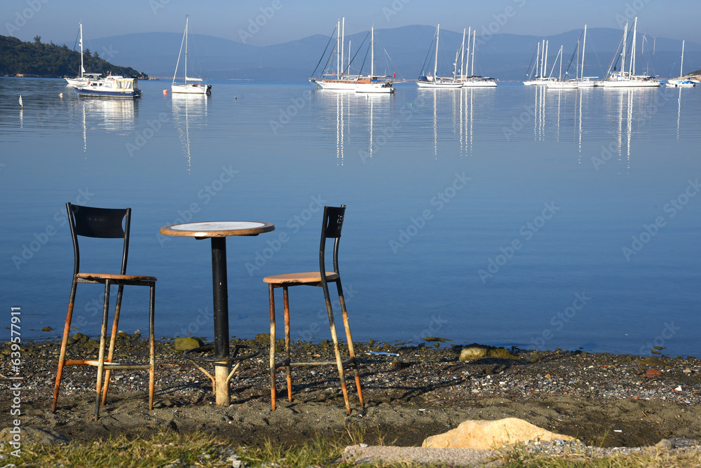 Poster Tisch und Stühle zum Verweilen am Strand von Segacik