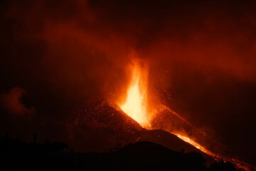 Fototapeta na wymiar Eruption of Volcano Tajogaite, Cumbre Vieja, La Palma