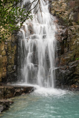 Obraz premium Visitando cascadas con aguas cristalinas celestes en las montañas de Panamá 