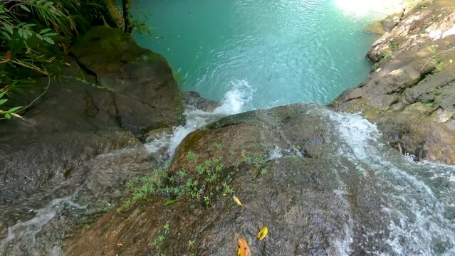 Visitando cascadas con aguas cristalinas celestes en las monta&ntilde;as de Panam&aacute; 