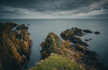 schroffe Felsenküste an der schottischen Ostküste