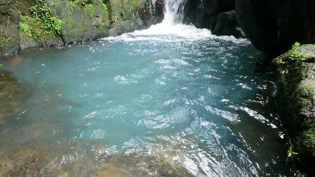 Visitando cascadas con aguas cristalinas celestes en las monta&ntilde;as de Panam&aacute; 