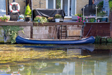 Obraz premium Narrow boat moored up on River Lee at Hertford