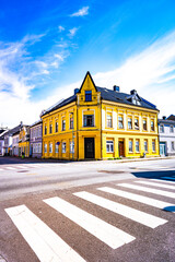 Das gelbe Haus an der Kreuzung