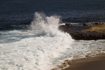 2023-08-16 WAVES CRASHING ON THE ROCKY SHORE CAUSING A SPRAY OF WATER AT THE LA JOLLA COVE NEAR SAN DIEGO CALIFORNIA