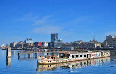 Spree-Ansicht Berlin  : Schiffswrack in der Spree am Ostfafen