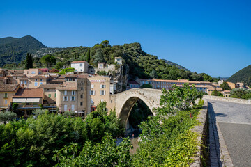 Fototapeta na wymiar Pont Roman et village de Nyons