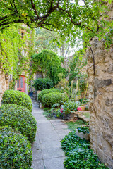 Dans le village de Nyons