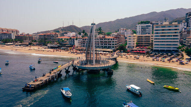 El muelle de los muertos es representado por la figura que hace una vela en el m&aacute;stil de un barco al navegar, Puerto Vallarta es la ciudad con mayor turismo en M&eacute;xico