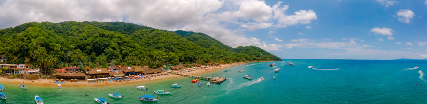 Las monta&ntilde;as se unen con el cielo y el mar en esta hermosa playa al sur de Puerto Vallarta, dicha playa es conocida como la Playa de las animas por sus historias entre sus habitantes