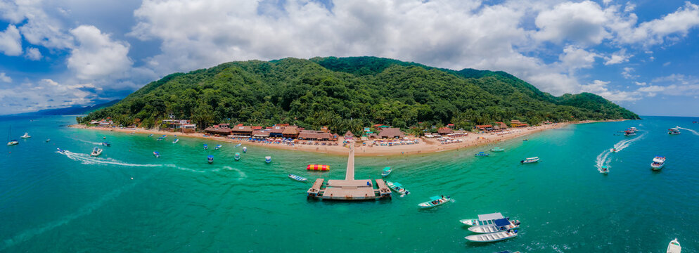 Muelle tipo Espig&oacute;n de la Playa de las animas, vista desde un dron en panor&aacute;mica 180 grados. Hermosa playa donde la majestuosidad de las monta&ntilde;as se unen con el mar y el cielo