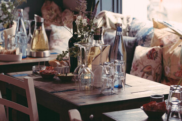 Gemütlich gedeckter Tisch mit Getränken und Tapas im Vintage Look