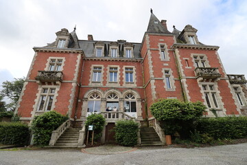 Fototapeta na wymiar Le château rouge, transformé en bibliothèque, vue de l'extérieur, village de Carhaix-Plouguer, département du Finistère, Bretagne, France