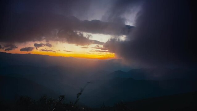 Atardecer con las nuves pasando r&aacute;pidamente al rededor de varias monta&ntilde;as, lapso de tiempo en horizontal