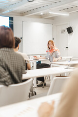 Obraz premium Ginger, female employee confronting her colleague idea. Female business employees confronting ideas