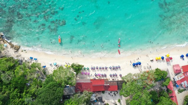 Playa de agua azul en Isla Baru en Cartagena Colombia