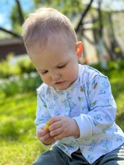 boy eating apple
