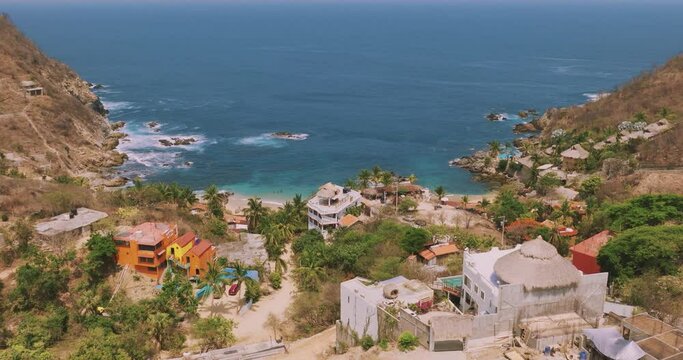 Vista de dron 4k . Video orbita. Concepto de viajes y turismo. puerto &aacute;ngel, Oaxaca. Costa del pac&iacute;fico de M&eacute;xico.