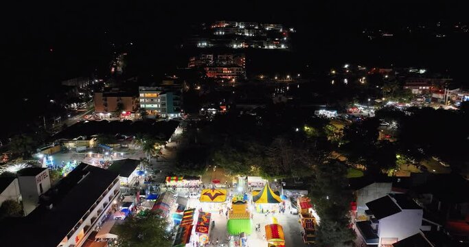 Fiesta primer viernes en Huatulco. Vista de dron 4k . Video tilt up. Concepto de viajes y turismo.  Oaxaca. Costa del pac&iacute;fico de M&eacute;xico.