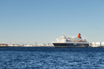 横浜港をタグボートに押されながら入港する大型客船