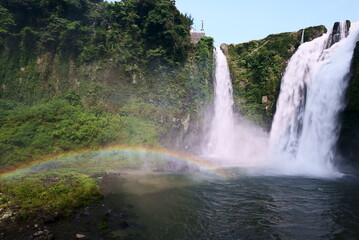 虹がかかる神々しい雄川の滝