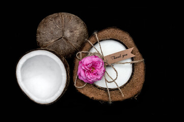 Świeczka ekologiczna kokos  z różą na czarnym tle