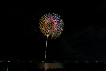 夏の夜空に咲く大輪の花火