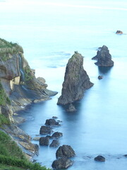海岸にそびえたつ巨岩
