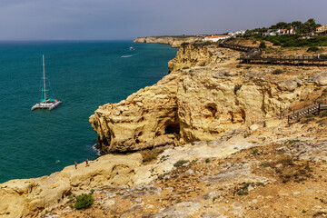 Unterwegs an der Steiküste bei Algar Seco, Algarve