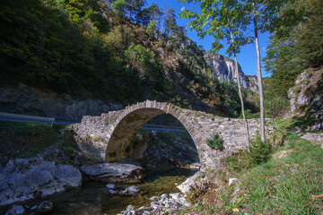 Isaba medieval bridge over the Belagua river, Pyrenees Mountains, Navarre, Spain - obrazy, fototapety, plakaty