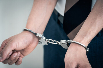 逮捕で手錠をかけられる男性